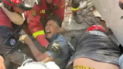 معجزة تحت الأنقاض.. انتشال رجل حياً بعد 8 أيام من زلزال فنزويلا